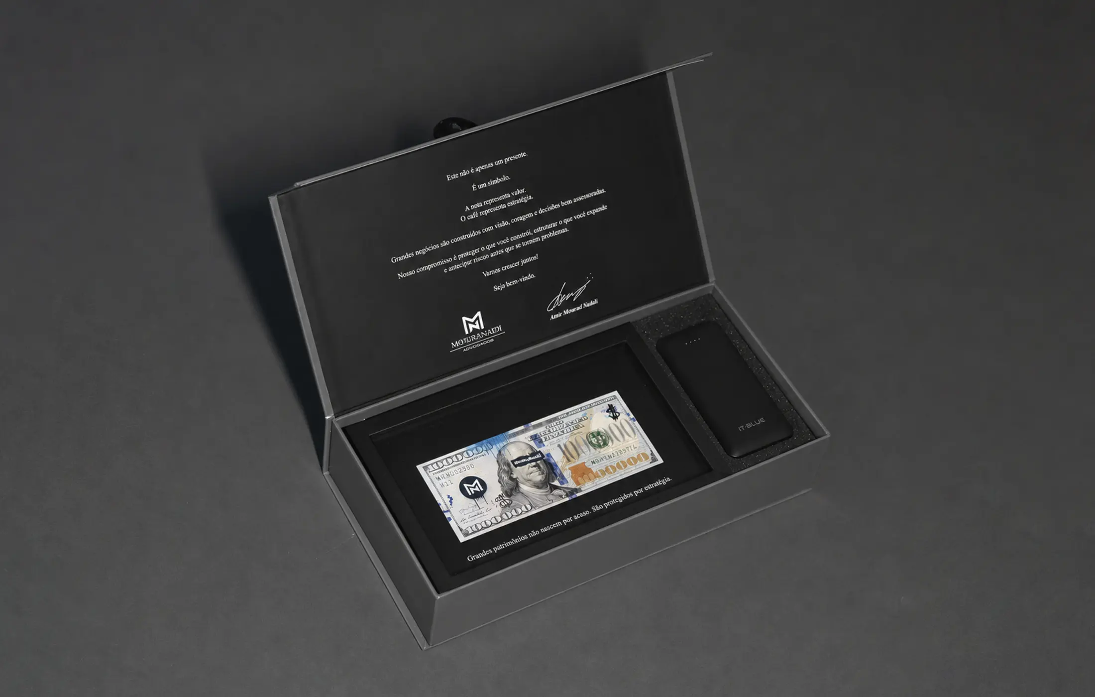 Mini dólar ou quadro decorativo (19 x 26 cm) + powerbank 5.000 mAh
